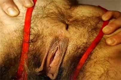 Finger im Arsch beim scheißen – haariges Arschloch gibt alles